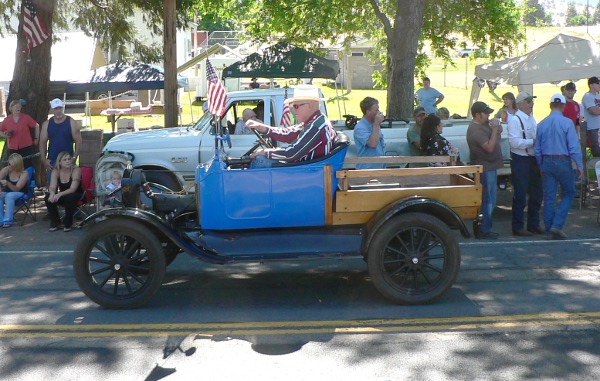 A Ford Model T, very parade worthy.