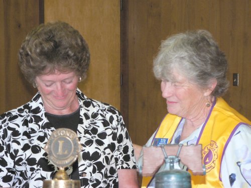 Vivian gets her award presented by Flora Gordon